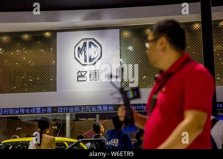 ---- Ein Besucher an der Stand von MG der SAIC Motoren während des 15 China (Guangzhou) Internationale Automobil Ausstellung, auch als Auto bekannt Stockfoto