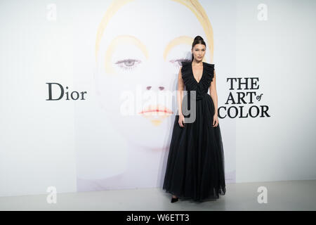 Amerikanische Modell Bella Hadid kommt für die 'Dior, die Kunst der Farbe" Ausstellung in Shanghai, China, 21. März 2018. Stockfoto