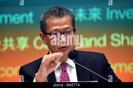 Paul Chan Mo-po, Financial Secretary von Hongkong, spricht während der Pressekonferenz auf der 2018-2019 Budget von Hong Kong Special Administrative Regi Stockfoto