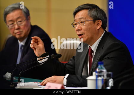 ---- Yi Gang, dann Stellvertretender Gouverneur der People's Bank of China (Pboc), China's Central Bank, nimmt an einer Pressekonferenz während der fünften Sitzung Stockfoto