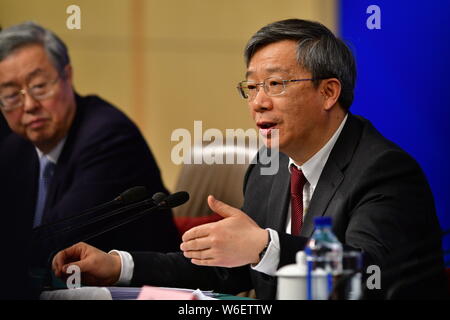 ---- Yi Gang, dann Stellvertretender Gouverneur der People's Bank of China (Pboc), China's Central Bank, nimmt an einer Pressekonferenz während der fünften Sitzung Stockfoto