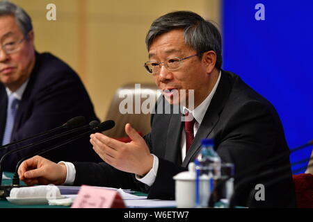 ---- Yi Gang, dann Stellvertretender Gouverneur der People's Bank of China (Pboc), China's Central Bank, nimmt an einer Pressekonferenz während der fünften Sitzung Stockfoto