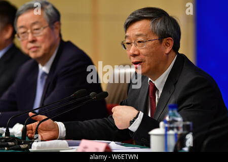 ---- Yi Gang, dann Stellvertretender Gouverneur der People's Bank of China (Pboc), China's Central Bank, nimmt an einer Pressekonferenz während der fünften Sitzung Stockfoto