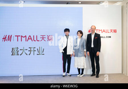 Roy Wang oder Wang Yuan, links, von chinesischer Junge Gruppe TFBoys der Einführung Zeremonie für das Modehaus H&M auf der Online shopping site Tmall.com der besucht Stockfoto