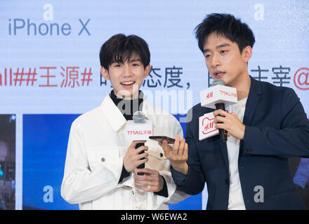 Roy Wang oder Wang Yuan, links, von chinesischer Junge Gruppe TFBoys der Einführung Zeremonie für das Modehaus H&M auf der Online shopping site Tmall.com der besucht Stockfoto