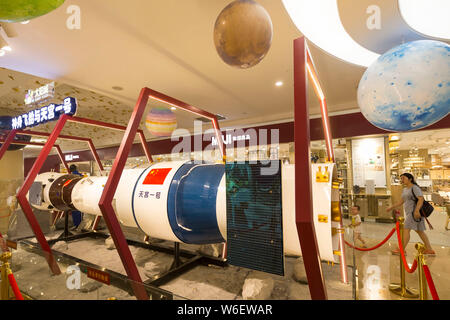 ------ Modelle der Docking des Tiangong-1 Raum Modul und der Shenzhou bemannte Raumfahrzeuge sind auf Anzeige an einem Einkaufszentrum in Nanjing city, Eas Stockfoto