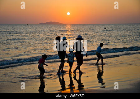 ---- Touristen genießen, sich bei einem Beach Resort in Sanya City, South China Hainan Provinz, 24. Januar 2015. South China Insel Küstenstadt Stockfoto