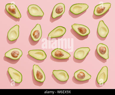 Avocados schnitt in Hälften auf rosa Hintergrund, von Avocado Flachbild legen Stockfoto