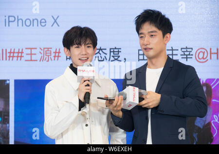 Roy Wang oder Wang Yuan, links, von chinesischer Junge Gruppe TFBoys der Einführung Zeremonie für das Modehaus H&M auf der Online shopping site Tmall.com der besucht Stockfoto