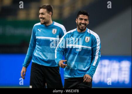 Luis Suarez, rechts, von Uruguay National Football Team nimmt teil an einer Trainingseinheit vor dem Halbfinale gegen die Tschechische Republik während der 2. Stockfoto