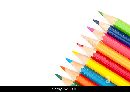 Zurück auf die Schulbank - Farbstifte isoliert auf weißem Hintergrund, die Reihe der Farbstifte Stockfoto
