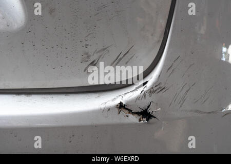 Autounfall, Wir Brauchen Geld, Um Das Auto Zu Reparieren, Eine Kaputte  Rückleuchte Mit Klebeband Abgeklebt Lizenzfreie Fotos, Bilder und Stock  Fotografie. Image 123861407.