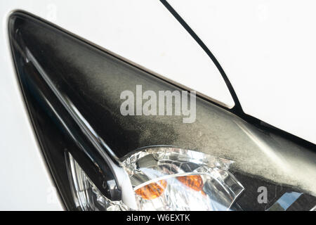 Bewölkt Kunststofflinsen Abdeckung Scheinwerfer Stockfoto