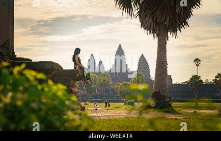 Candid Portrait von brunette Asiatischen alleinreisende Frauen in Siem Reap, Kambodscha. Es gibt einen berühmten Angkor Wat Tempel im Hintergrund. Stockfoto