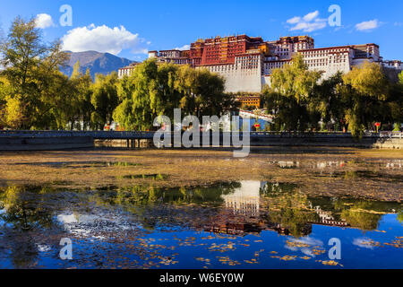 ------ Landschaft der Potala Palast in Lhasa, im Südwesten Chinas Autonomen Region Tibet, 19. Oktober 2016. Der Südwesten Chinas Tibet autonomen Regi Stockfoto
