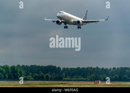 Flugzeug beim Rollen in Runaway vor weg nehmen Stockfoto