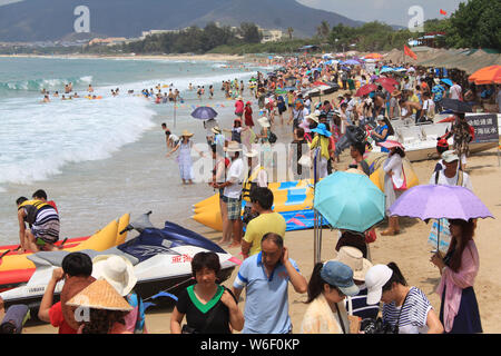 ---- Touristen genießen, sich bei einem Beach Resort in Sanya City, South China Hainan Provinz, 2. Mai 2015. South China's Island Küstenstadt Sany Stockfoto