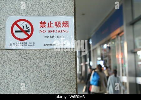 ---- Blick auf ein Rauchverbot Schild am Bahnhof Shanghai Hongqiao in Shanghai, China, 8. Dezember 2016. Behörden in Shanghai launche Stockfoto