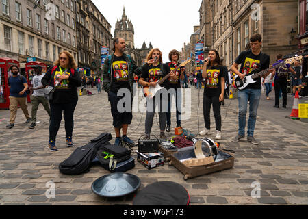 Edinburgh, Schottland, Großbritannien. 1. August 2019. Musikern zeigen auf der Royal Mile vor dem Start des Festivals. Das Edinburgh Fringe Festival beginnt am 2. August 2019. Credit: Iain Masterton/Alamy leben Nachrichten Stockfoto