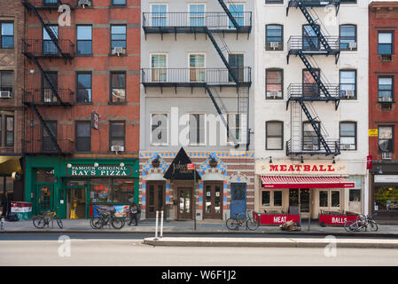 Chelsea New York, Aussicht im Sommer von typischen Gebäuden und Geschäften am 9. Avenue im Chelsea Gegend von Manhattan, New York City, USA. Stockfoto