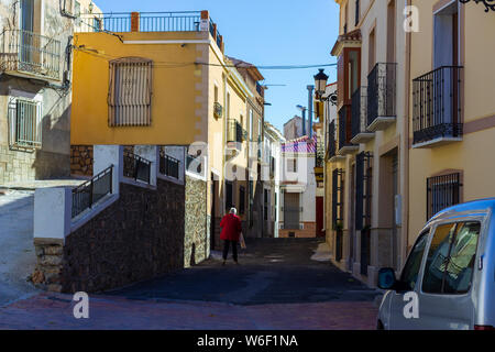 Schmale Straße in Oria eine kleine ländliche Stadt in den Bergen von Andalucía Spanien Stockfoto