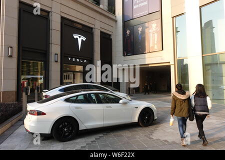 ---- Fußgänger vorbei an einer Händlerniederlassung Store von Tesla in Shanghai, China, 16. Januar 2018. Die Shanghai Regierung hat ein gutes Verhältnis zu Stockfoto