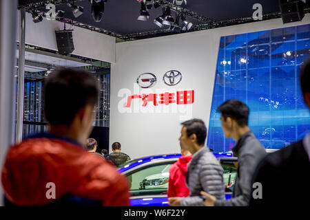 ---- Leute besuchen Sie den Stand von GAC Toyota während des 15 China (Guangzhou) Internationale Automobil Ausstellung, auch als automatische Guangzhou 2017 bekannt Stockfoto