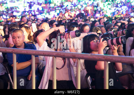 ---- Fans sehen das Konzert der 4. Jahrestag für das Debüt von chinesischer Junge Gruppe TFBoys in Nanjing City, Provinz Jiangsu im Osten Chinas, 1 Stockfoto