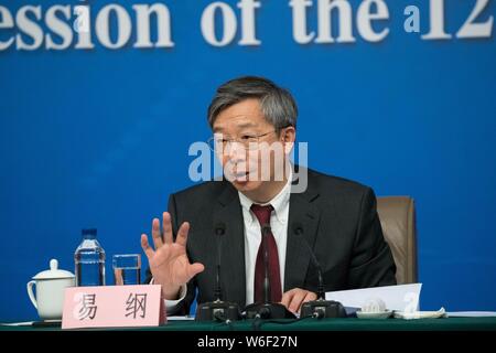 ---- Yi Gang, dann Stellvertretender Gouverneur der People's Bank of China (Pboc), China's Central Bank, nimmt an einer Pressekonferenz während der fünften Sitzung Stockfoto