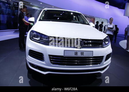 ---- Ein Arbeitnehmer Stäube aus einer importierten Touareg SUV von Volkswagen auf dem Display während der 12 China (Guangzhou) Internationale Automobil Ausstellung, Kno Stockfoto