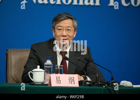 ---- Yi Gang, dann Stellvertretender Gouverneur der People's Bank of China (Pboc), China's Central Bank, nimmt an einer Pressekonferenz während der fünften Sitzung Stockfoto