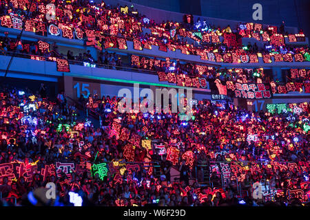 ---- Fans sehen das Konzert der 4. Jahrestag für das Debüt von chinesischer Junge Gruppe TFBoys in Nanjing City, Provinz Jiangsu im Osten Chinas, 1 Stockfoto