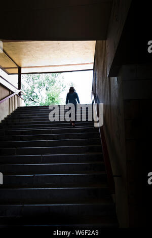 Moody Bild einer Frau zu Fuß im Obergeschoss aus einer Unterführung Stockfoto