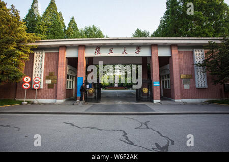 ---- Blick auf den Haupteingang der Fudan Universität in Shanghai, China, 24. April 2017. Peking Peking und der Tsinghua-universität Hochschulen haben lange heral worden Stockfoto