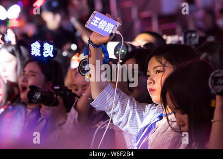 ---- Fans sehen das Konzert der 4. Jahrestag für das Debüt von chinesischer Junge Gruppe TFBoys in Nanjing City, Provinz Jiangsu im Osten Chinas, 1 Stockfoto