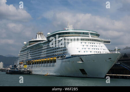 --FILE -- die Voyager of the Seas Kreuzfahrtschiff von Royal Caribbean abgebildet ist an einem Port in Hongkong, China, 7. März 2017. Führende chinesische Reisen platf Stockfoto