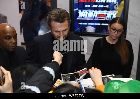 Hollywood Schauspieler Liam Neeson Autogramme für die Fans, als er auf dem roten Teppich zur Premiere seines neuen Films "Der Grenzgänger" in Peking, China ankommt Stockfoto