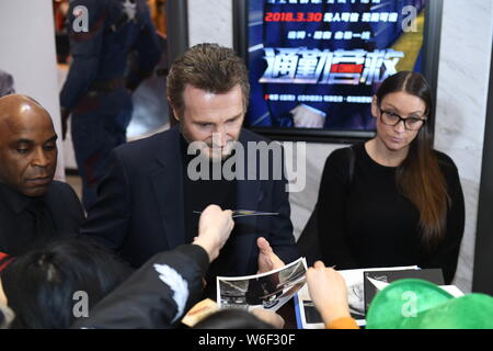 Hollywood Schauspieler Liam Neeson Autogramme für die Fans, als er auf dem roten Teppich zur Premiere seines neuen Films "Der Grenzgänger" in Peking, China ankommt Stockfoto