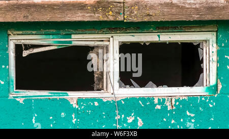 Panorama Rahmen in der Nähe des kleines Fenster mit Glasscherben eines alten und verwitterten vergossen Stockfoto