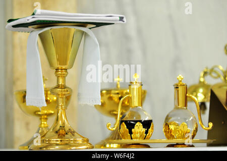 Goldene Becher der Feier in der Kirche. Stockfoto