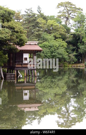 Teehaus in Kasumigaike Teich. Kenroku-en Garten. Kanazawa. Japan Stockfoto