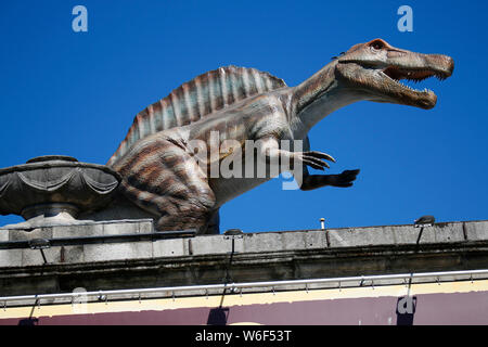 Dinosaurier/Tyrannus Rex Sausrus) - Figur mit dem Ambassador's Theatre, Dublin, Irland / Irland (nur fuer redaktionelle Verwendung. Keine Werbung. Ref. Stockfoto