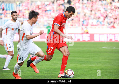 Kroatischer Fußballspieler Alan Kardec, rechts, von Chongqing SWM dribbelt gegen Spieler von Peking Renhe in ihrer ersten Runde während der 2018 Chi Stockfoto