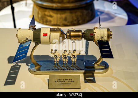 ------ Modelle der Docking des Tiangong-1 Raum Modul und der Shenzhou bemannte Raumfahrzeuge sind auf dem Display in der Bibliothek der Shanghai Jiao Tonne Stockfoto