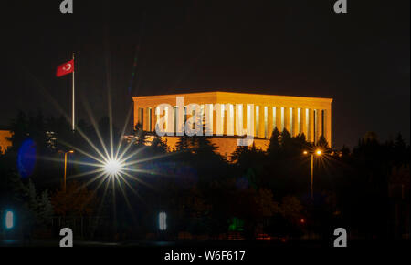 Das Atatürk Mausoleum in der Nacht, das Mausoleum Anitkabir, monumentale Grab von Mustafa Kemal Atatürk, der erste Präsident der Türkei in Ankara. Stockfoto