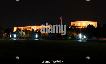 Das Atatürk Mausoleum in der Nacht, das Mausoleum Anitkabir, monumentale Grab von Mustafa Kemal Atatürk, der erste Präsident der Türkei in Ankara. Stockfoto