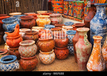 Bunte Anzeige der Töpferei in einem der vielen vielseitigen Geschäften in der Künstlerkolonie von Tubac, Arizona. Stockfoto