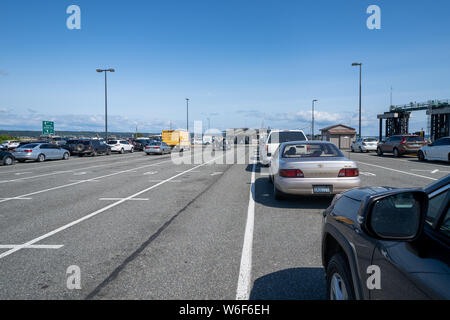 Coupeville, Washington - Juli 6, 2019: Autos in Bahnen, die coupeville Porttownsend Fähre im Staat Washington warten, von Whidbey Isla zu erhalten Stockfoto