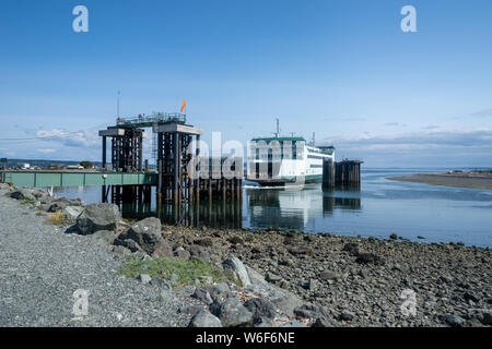 Coupeville, Washington - Juli 6, 2019: Port Townsend Auto- und Passagierfähre kommt zum Dock im Staat Washington, von Langley zu den Ol zu erhalten Stockfoto