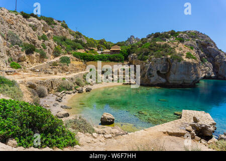 Blue Crystal Waters an einem kleinen Strand in der Nähe der archäologischen Stätte von Heraion, Heiligtum der Göttin Hera, in Perachora, Loutraki, Griechenland Stockfoto